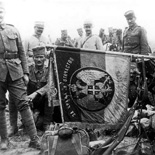 Oficiri srpske vojske sa pukovskom zastavom